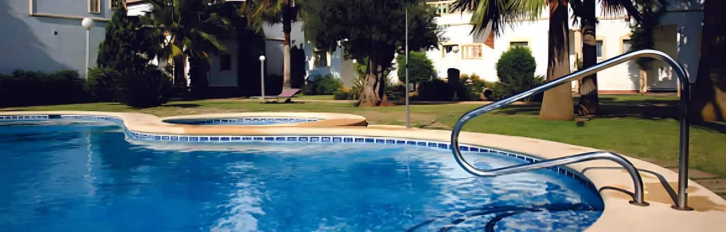 Corrimão de inox instalado na borda da piscina, com fixações embutidas no deck